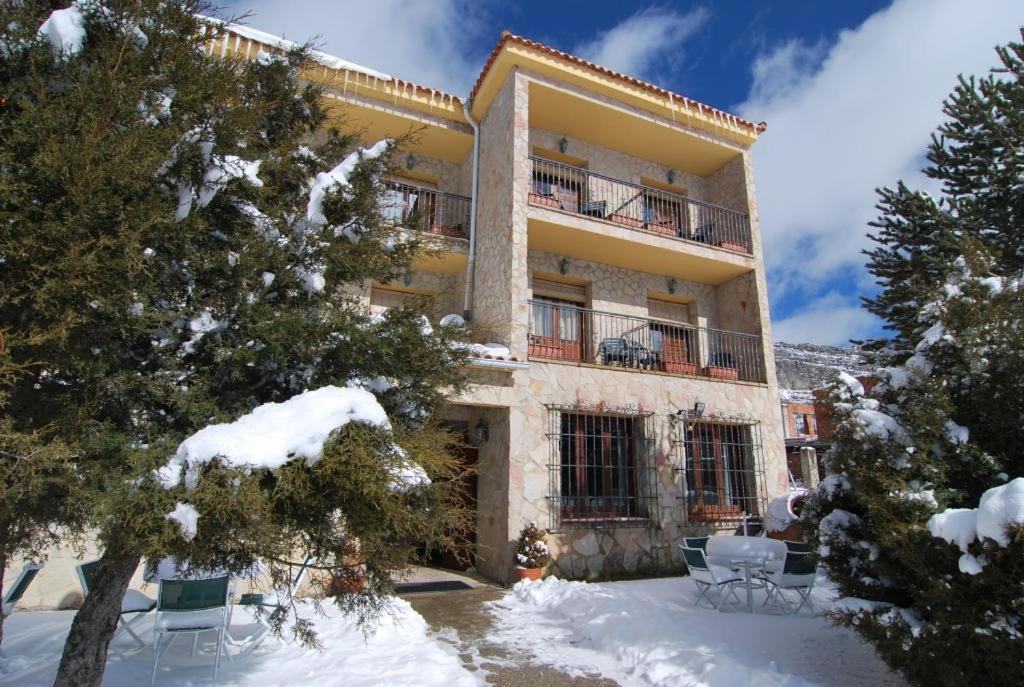 Hotel Restaurante Rio Cuervo Vega del Cadorno Dış mekan fotoğraf