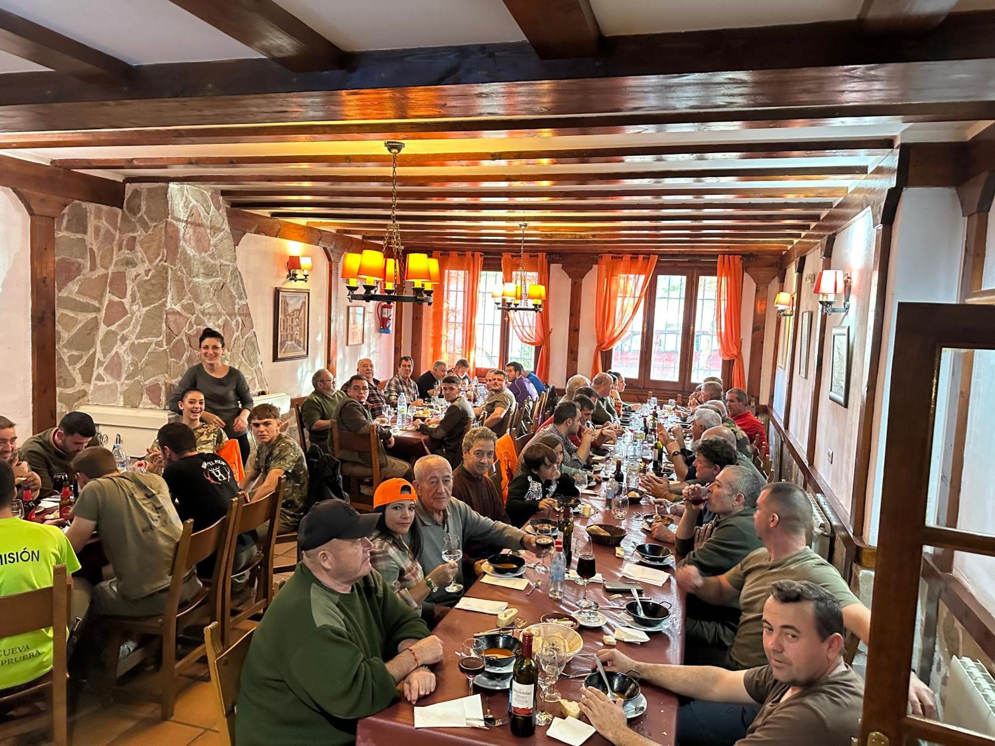 Hotel Restaurante Rio Cuervo Vega del Cadorno Dış mekan fotoğraf